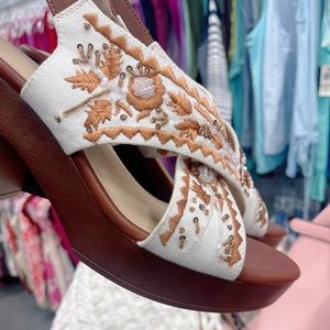 Versona Floral Stitch Heels 👠